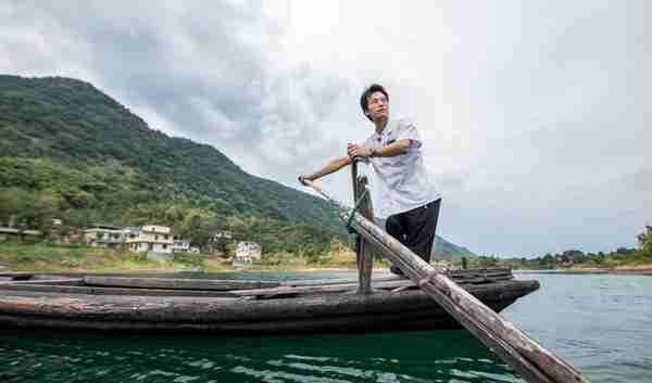 （新华全媒+）扎根深山护乡邻的“拄拐村医”