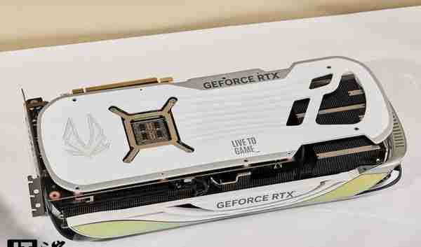 索泰GeForce RTX 4090 AMP EXTREME AIRO月白显卡评测