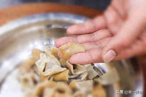 厨师长教你“老北京炒肝”的家常做法，猪肝嫩滑，汤汁浓郁爽口