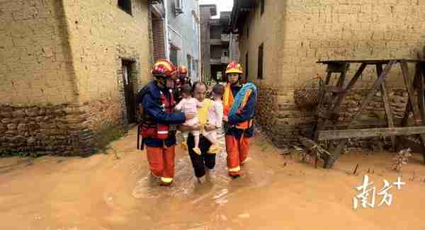 强降雨致韶关新丰多镇群众受困，消防前置力量迅速行动助脱困