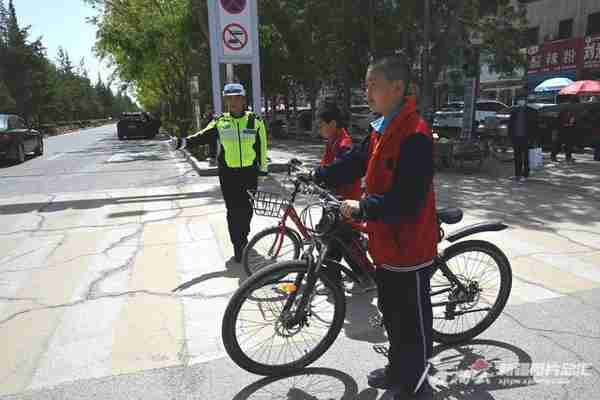 又“飒”又“柔”！轮台县首支女子骑警队亮出别样“警”色