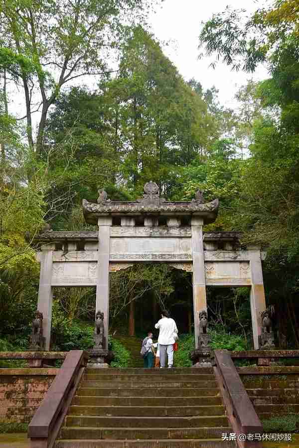 街子古镇一一有山有水有步道，有寺有庙有古迹，休闲健身好去处