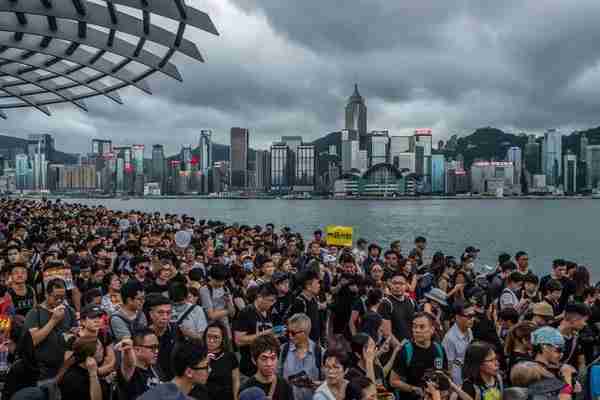 连亏5年，贱卖总部！香港没落巨头，太怀念内地游客了