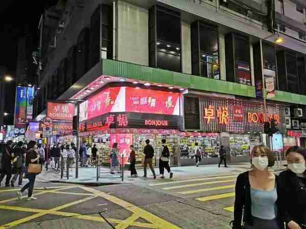 连亏5年，贱卖总部！香港没落巨头，太怀念内地游客了