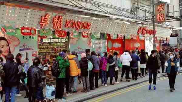 连亏5年，贱卖总部！香港没落巨头，太怀念内地游客了