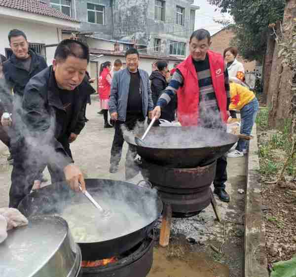 汉阴城关镇麒麟村：200余名老人共聚“温馨家园”吃饺子迎重阳