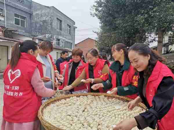 汉阴城关镇麒麟村：200余名老人共聚“温馨家园”吃饺子迎重阳