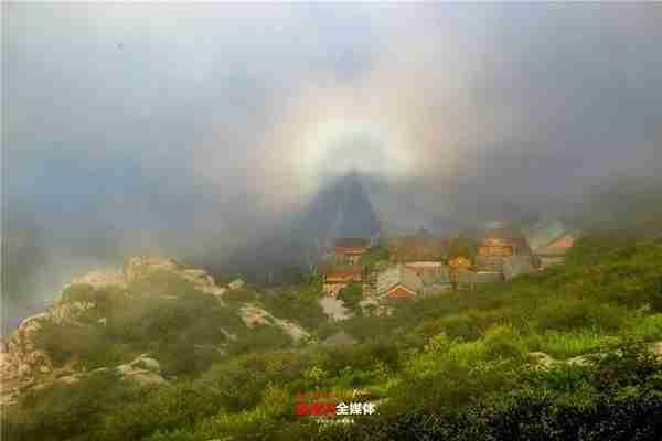 罕见！泰山碧霞祠上空闪现“佛光”奇观！