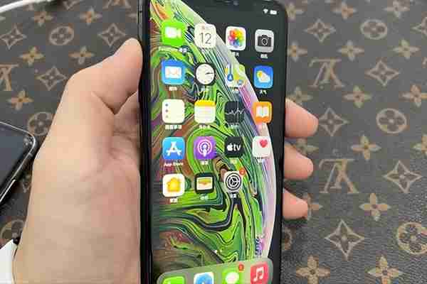 1800买一台iPhone XsMax，2023年还能使用吗？内行人告诉你答案