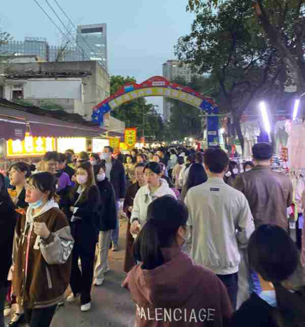 3个年轻人投资20月日赚79块，再度打脸央媒的摆摊夫妻日入九千