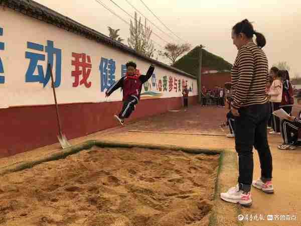 赛场展风采，新泰市楼德镇南泉小学春季田径运动会举行