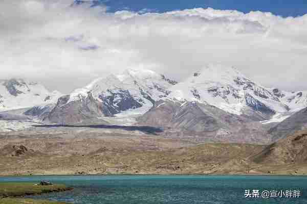 新疆的"黑湖"卡拉库里湖，湖水的颜色因光而不同